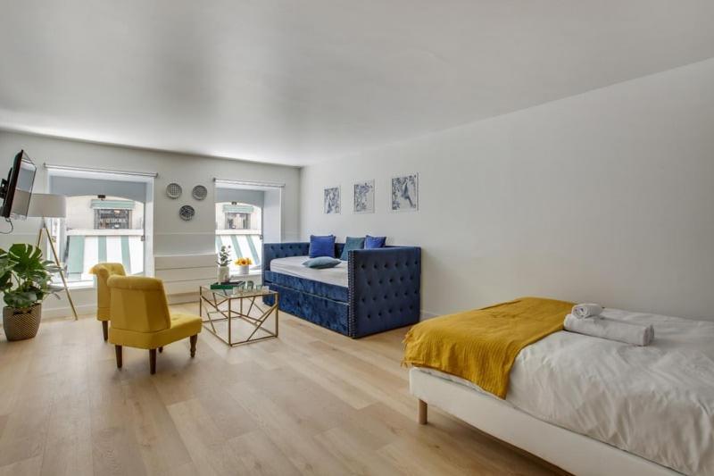Modern French Studio Charm In The City Appartement Parijs